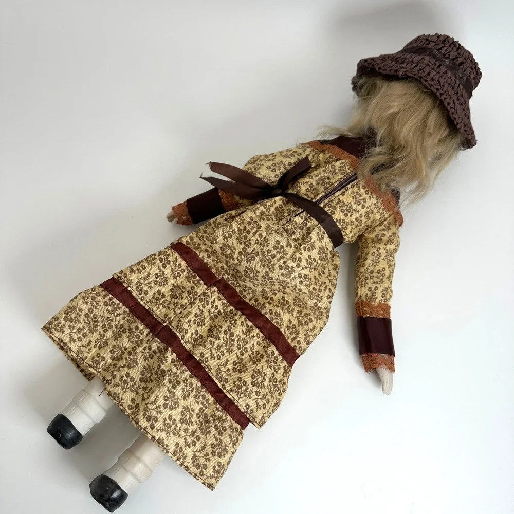 Walda Porcelain Doll‎ Girl 17